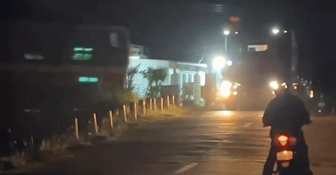 Khoảnh khắc xe đầu kéo cố vượt rào chắn, bị tàu hỏa tông gãy đôi