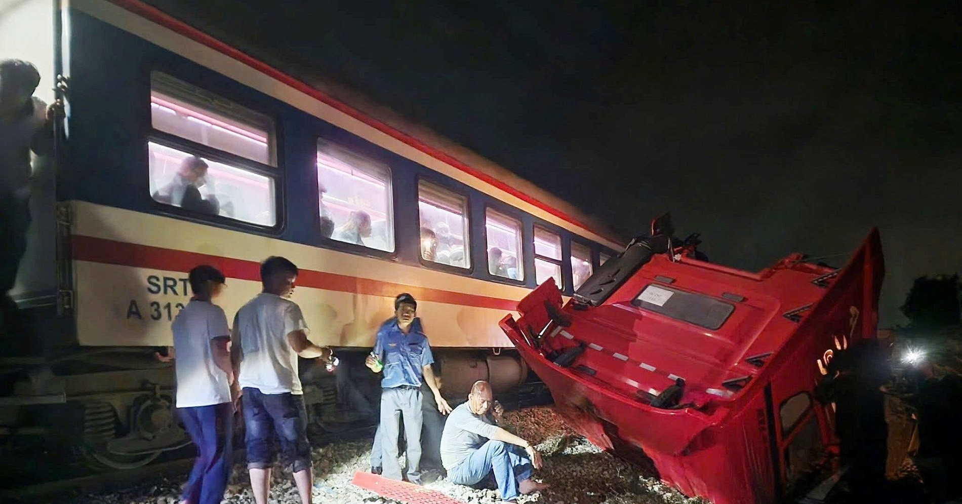 Khoảnh khắc xe đầu kéo cố vượt rào chắn, bị tàu hỏa tông gãy đôi