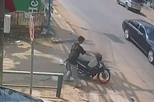 Khởi động mãi không được, xe máy bất ngờ bốc cháy dữ dội giữa đường phố