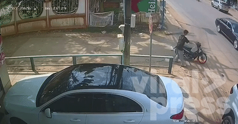 Khởi động mãi không được, xe máy bất ngờ bốc cháy dữ dội giữa đường phố