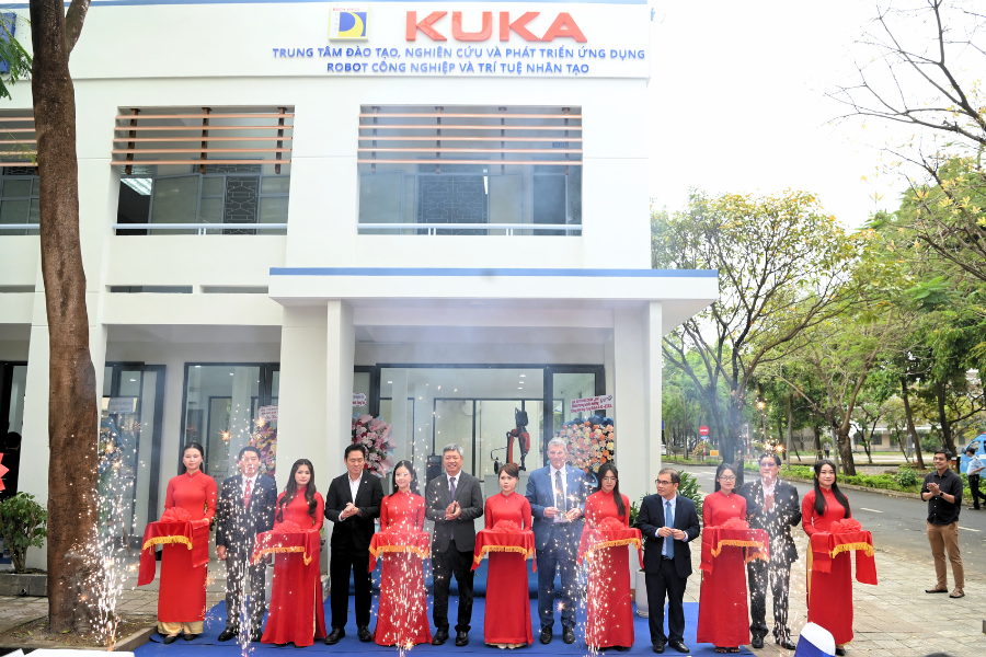 KUKA bắt tay trường đại học, thành lập Trung tâm công nghệ Robot & AI