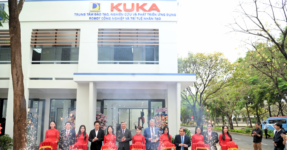 KUKA bắt tay trường đại học, thành lập Trung tâm công nghệ Robot &amp;amp; AI