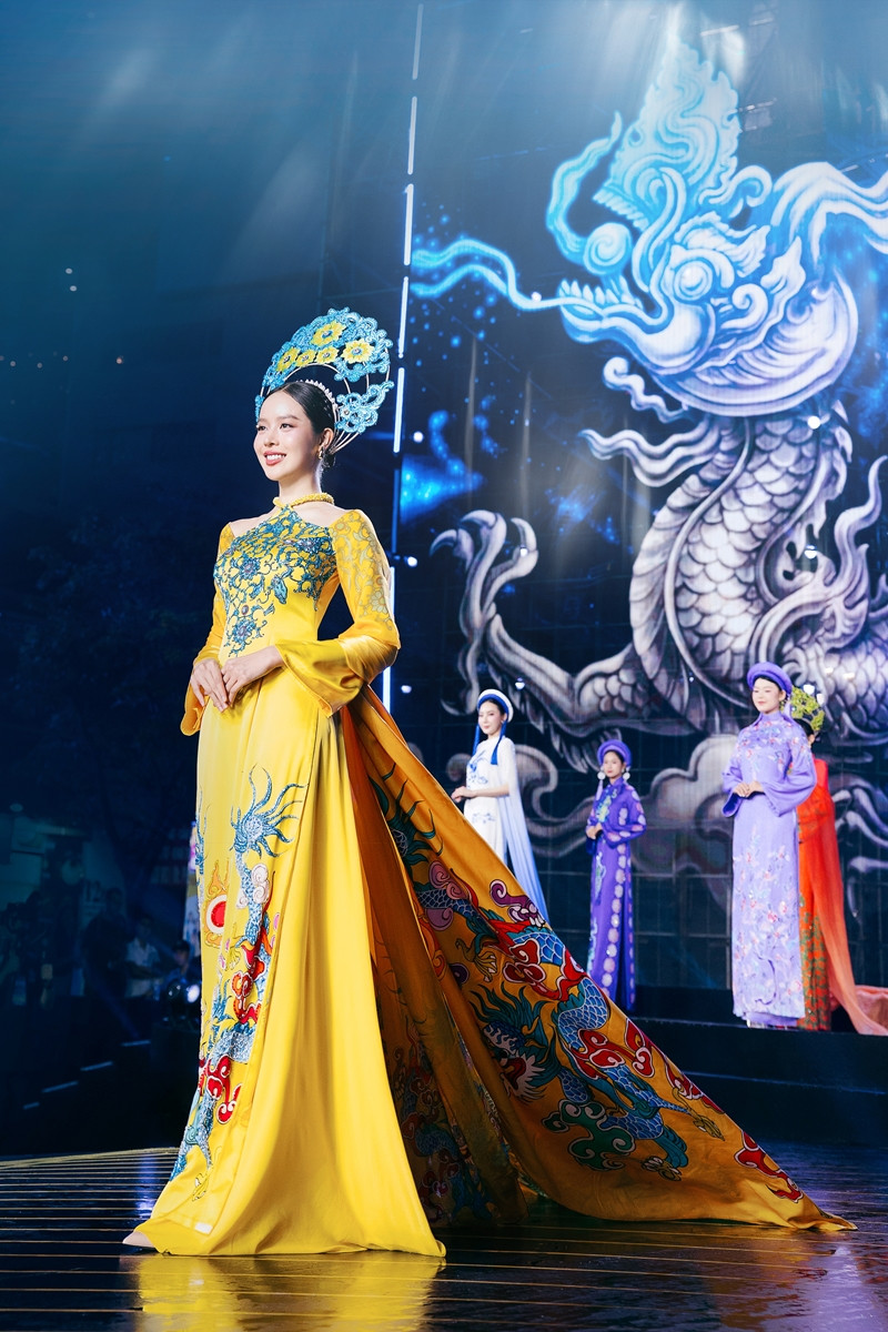 https://static-images.vnncdn.net/vps_images_publish/000001/000003/2026/3/7/le-hoi-ao-dai-001-590.jpg