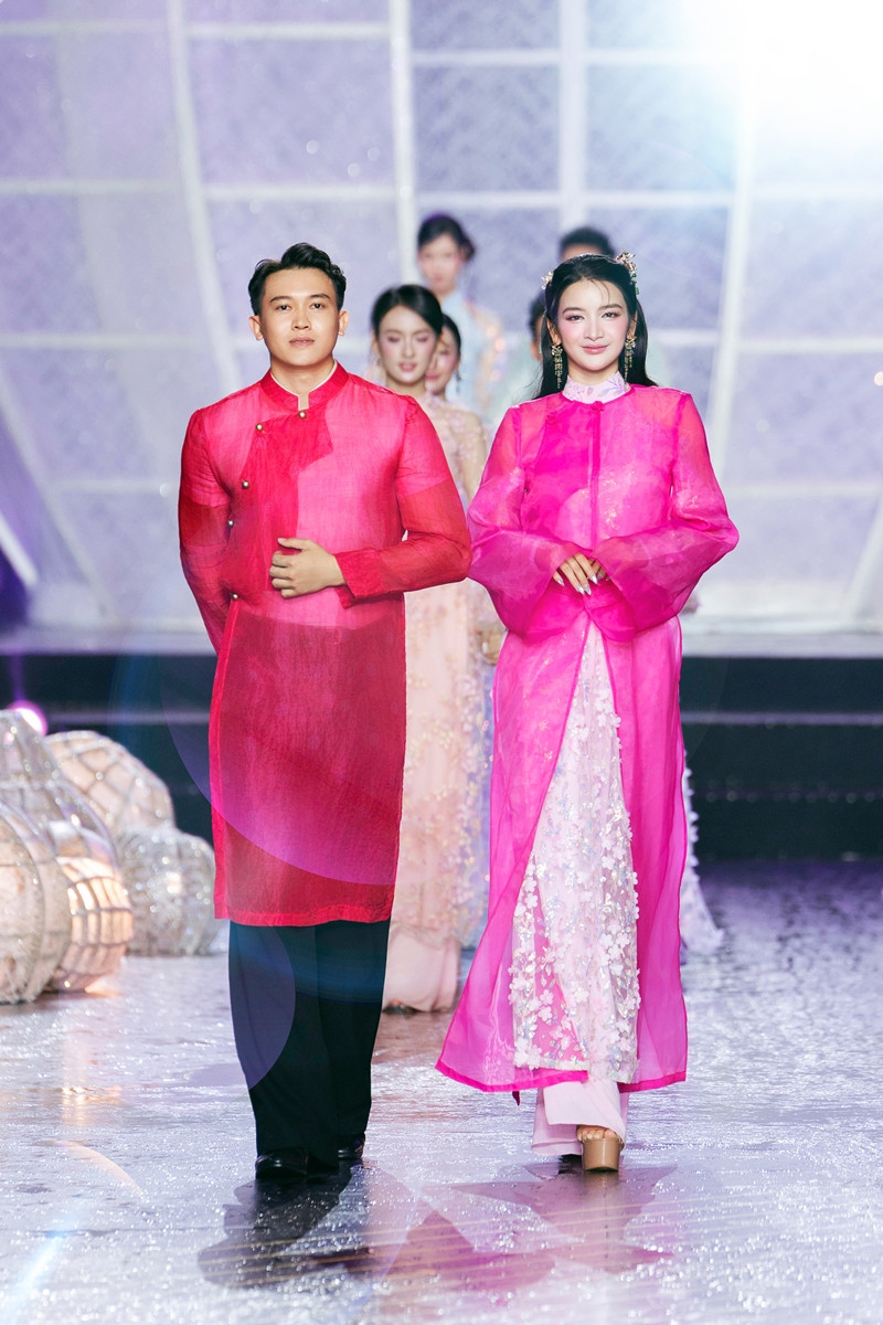 https://static-images.vnncdn.net/vps_images_publish/000001/000003/2026/3/7/le-hoi-ao-dai-002-591.jpg