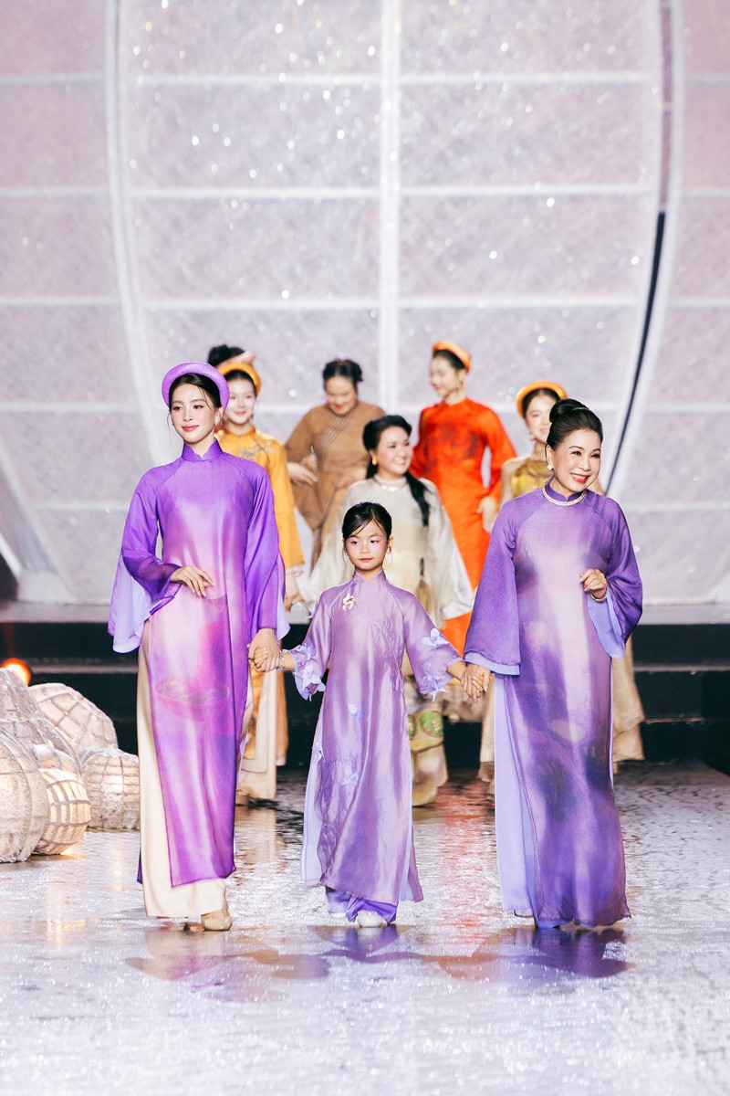 https://static-images.vnncdn.net/vps_images_publish/000001/000003/2026/3/7/le-hoi-ao-dai-003-593.jpg
