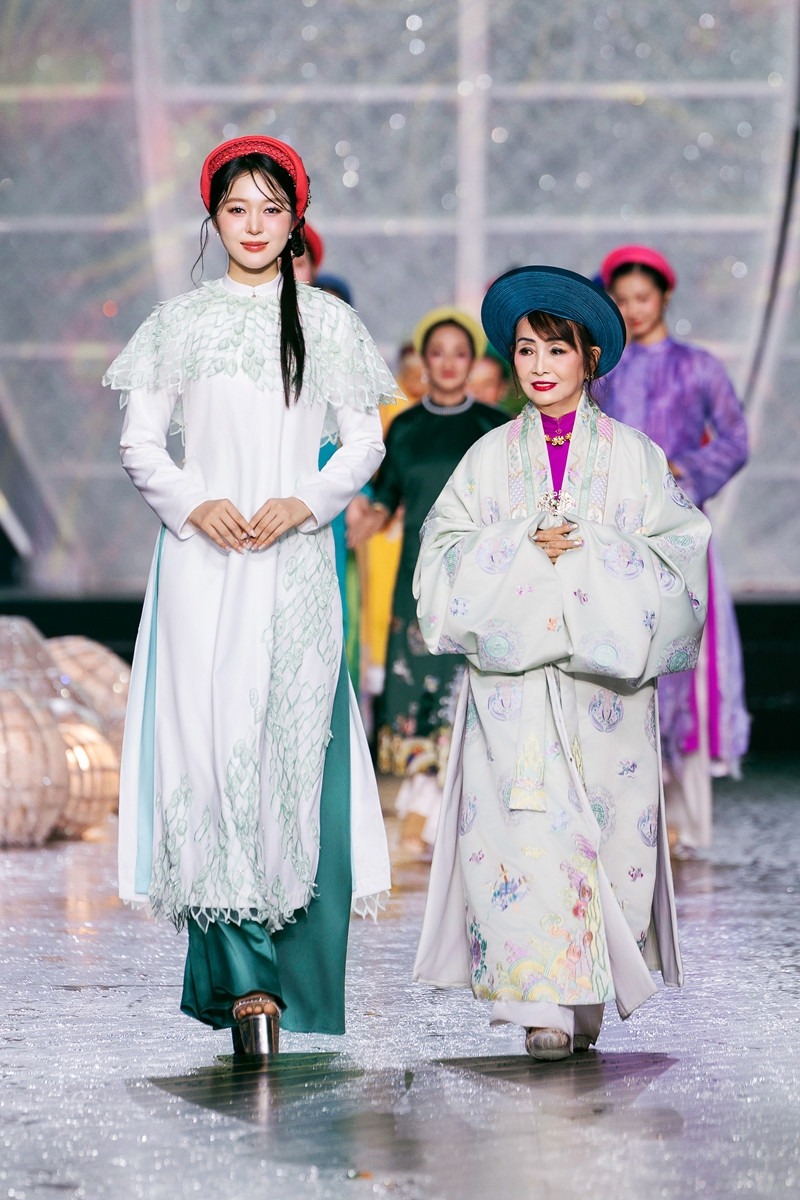 https://static-images.vnncdn.net/vps_images_publish/000001/000003/2026/3/7/le-hoi-ao-dai-005-592.jpg