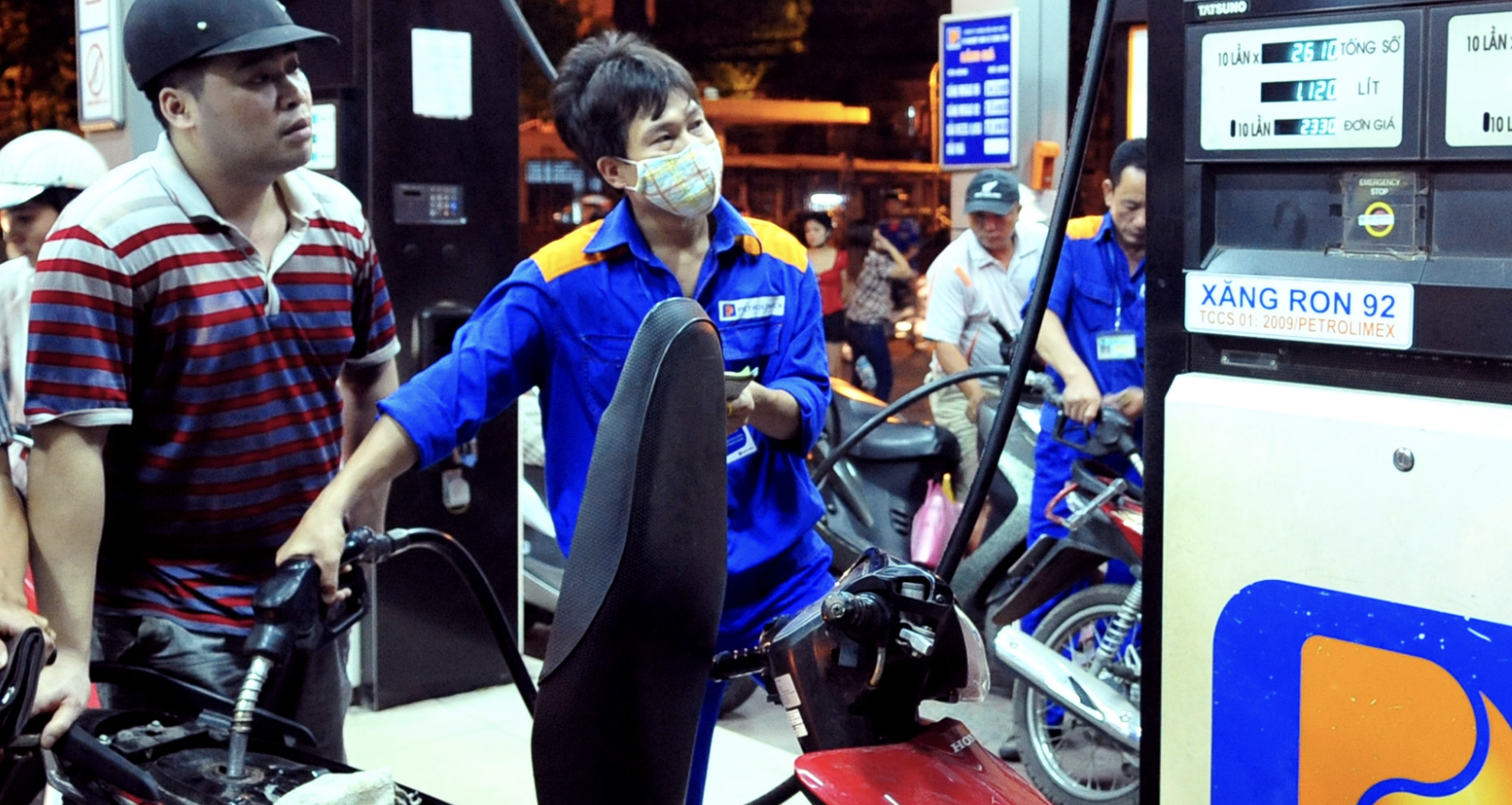 Giá dầu tăng tới 15.000 đồng/lít trong ít ngày,...