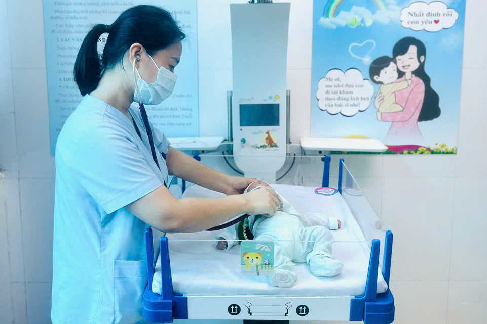  Những bác sĩ 'gác đêm' cho sự sống mong manh nơi miền núi 