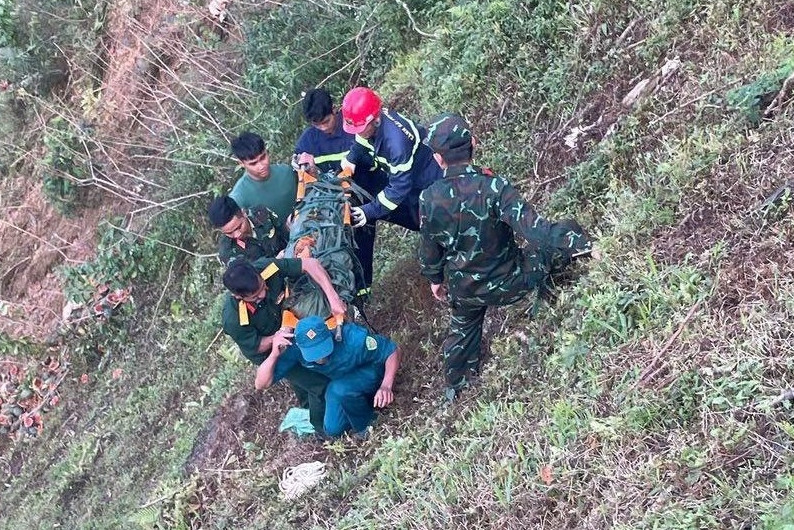 Ô tô lao xuống vực sâu