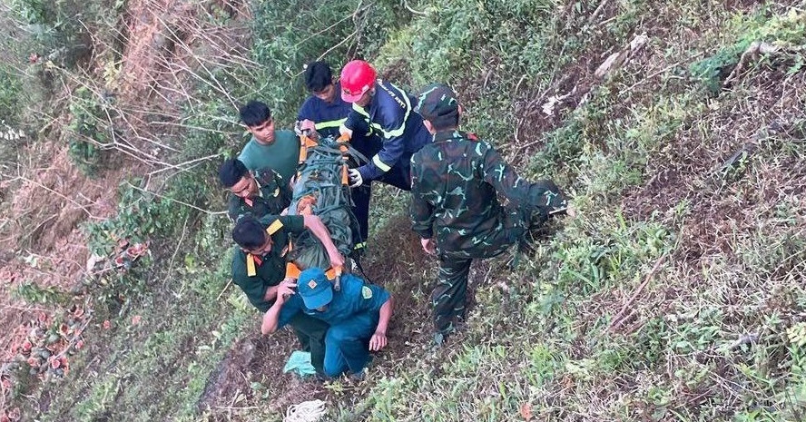 Ô tô lao xuống vực sâu