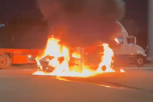  Ô tô tải van bốc cháy dữ dội ở TPHCM, trơ khung sau 10 phút 