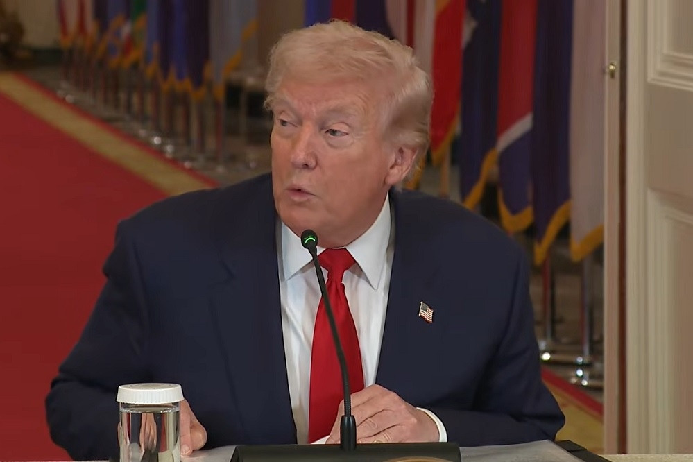 Ông Trump muốn Iran đầu hàng vô điều kiện, Mỹ bác tin tàu sân bay bị tấn công