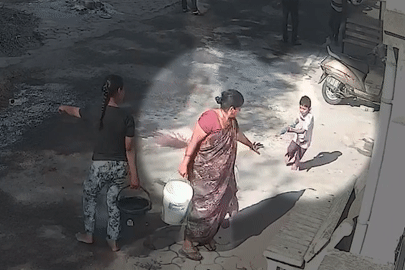 Phẫn nộ cảnh bà ngoại hất cả xô nước nóng lên người bé trai 4 tuổi