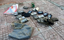 Túi nilon chứa 20 bánh nghi ma túy trôi dạt vào bờ biển Lâm Đồng.jpg