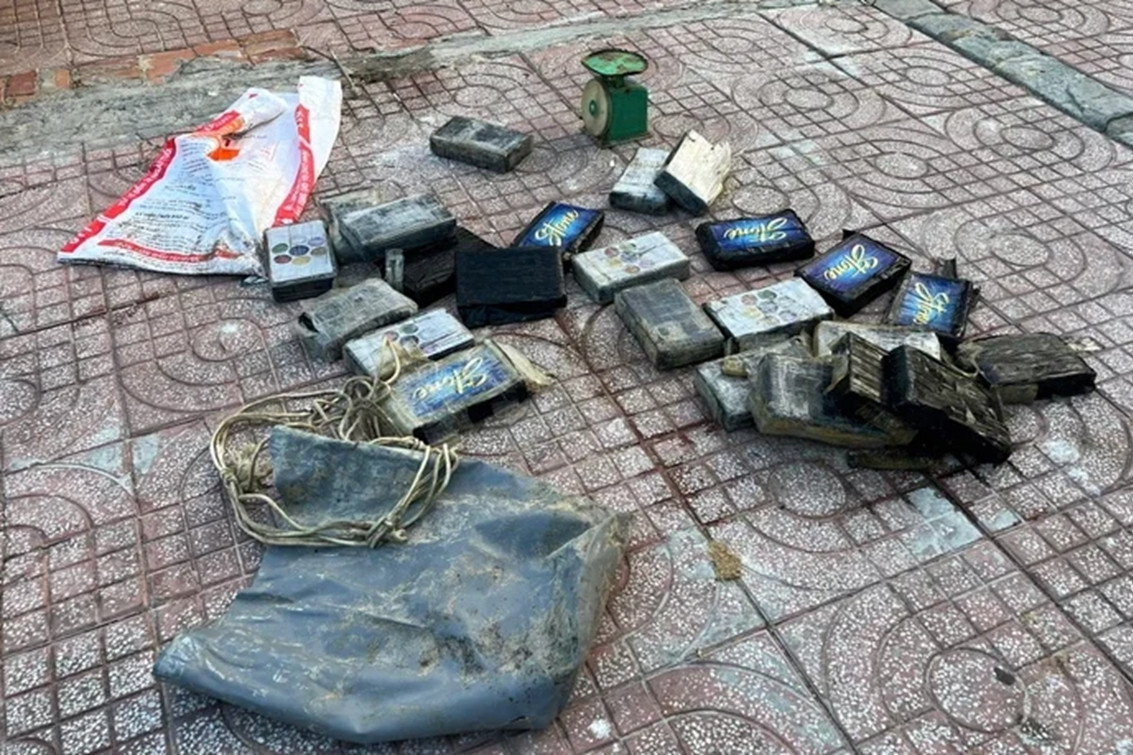 Túi nilon chứa 24 bánh nghi là ma túy trôi dạt vào bờ biển ở Lâm Đồng