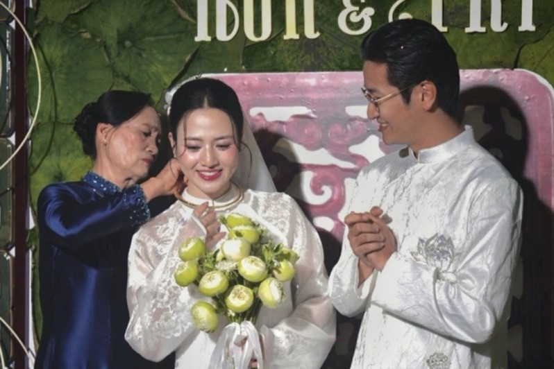 Việt Hoa ăn hỏi đậm chất Bắc Bộ, em trai Hòa Minzy xin lùi thời hạn lấy vợ