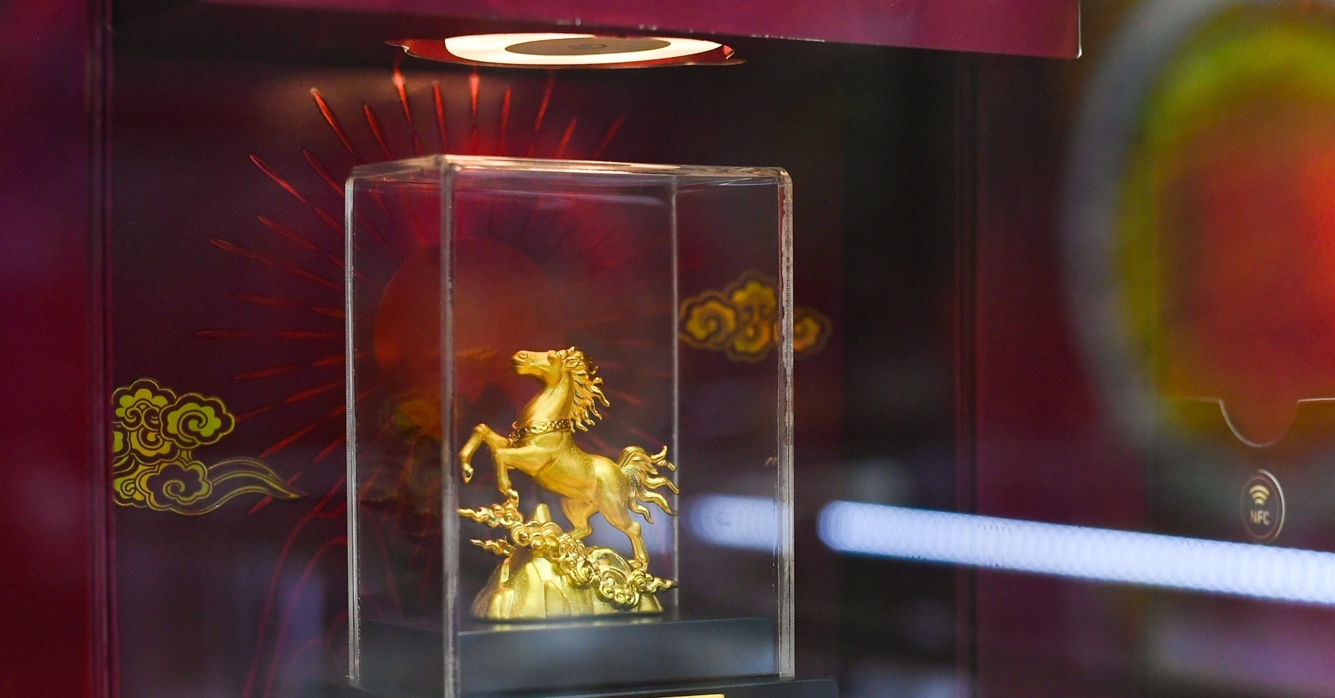 Giá vàng hôm nay 9/3/2026 giữ mốc 5.000 USD, th...