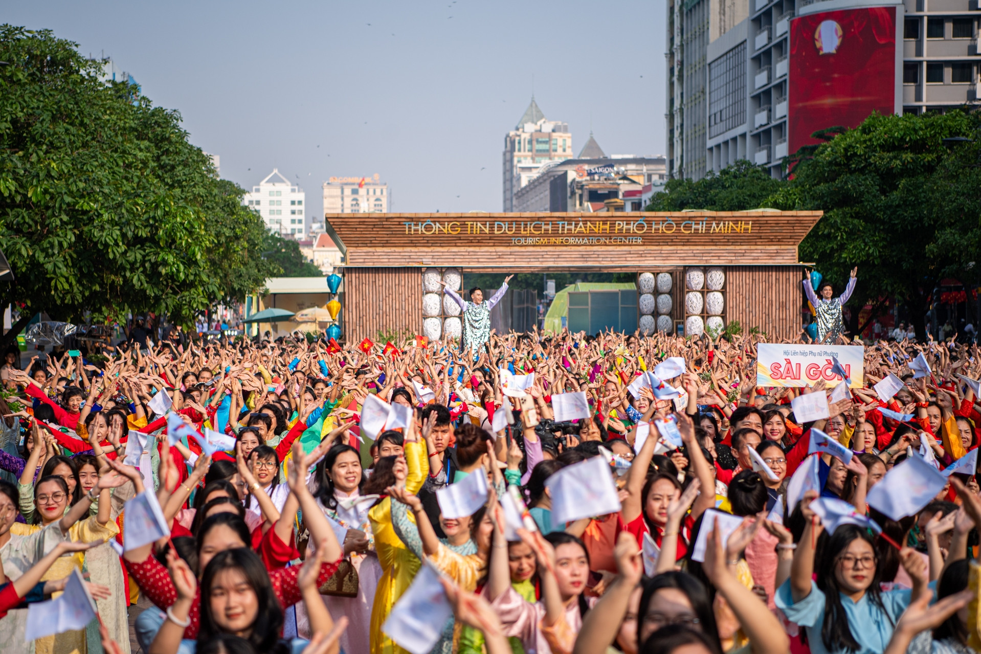 3.000 người đồng diễn áo dài trên phố đi bộ Nguyễn Huệ mừng ngày 8/3