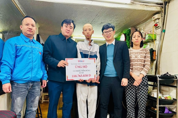  Báo VietNamNet trao hơn 188 triệu đồng đến em Đặng Tiến Dũng bị ung thư 