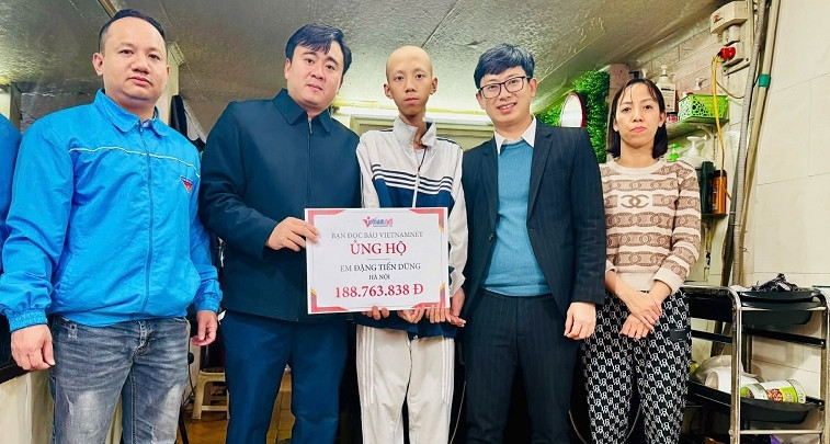 Báo VietNamNet trao hơn 188 triệu đồng đến em Đặng Tiến Dũng bị ung thư