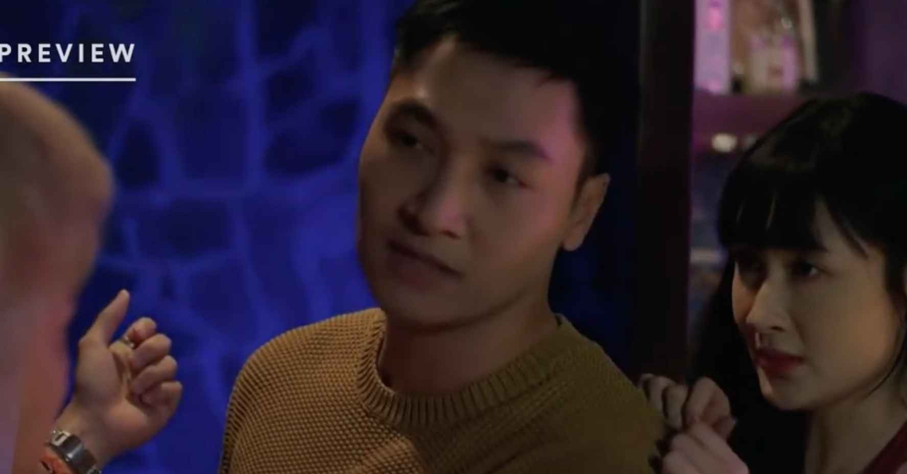 'Bước chân vào đời' tập 7: Trang bị sàm sỡ trong quán bar vì mặc như gái bao