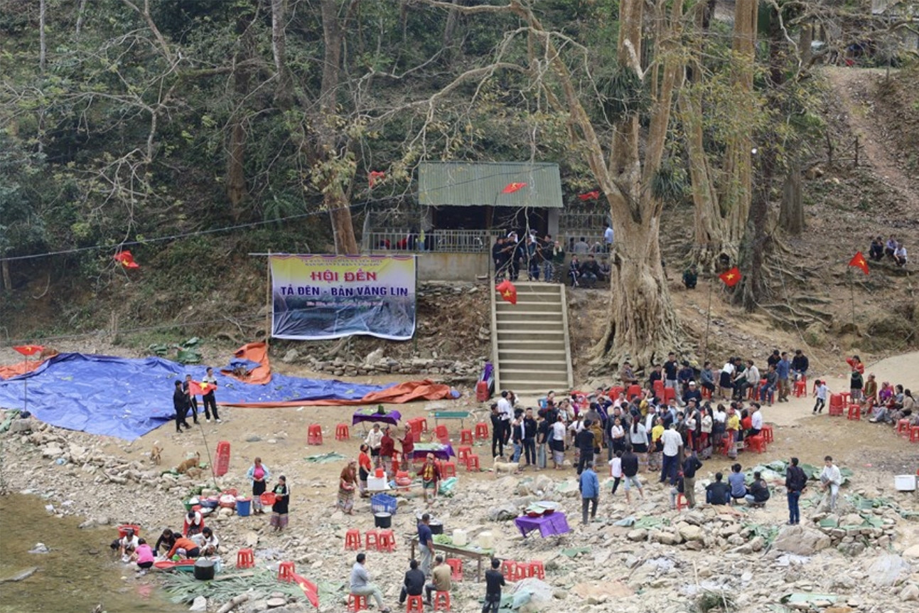 Cả bản giữ khúc suối 1km trước đền thiêng ở Nghệ An, mỗi năm chỉ 'mở' một lần