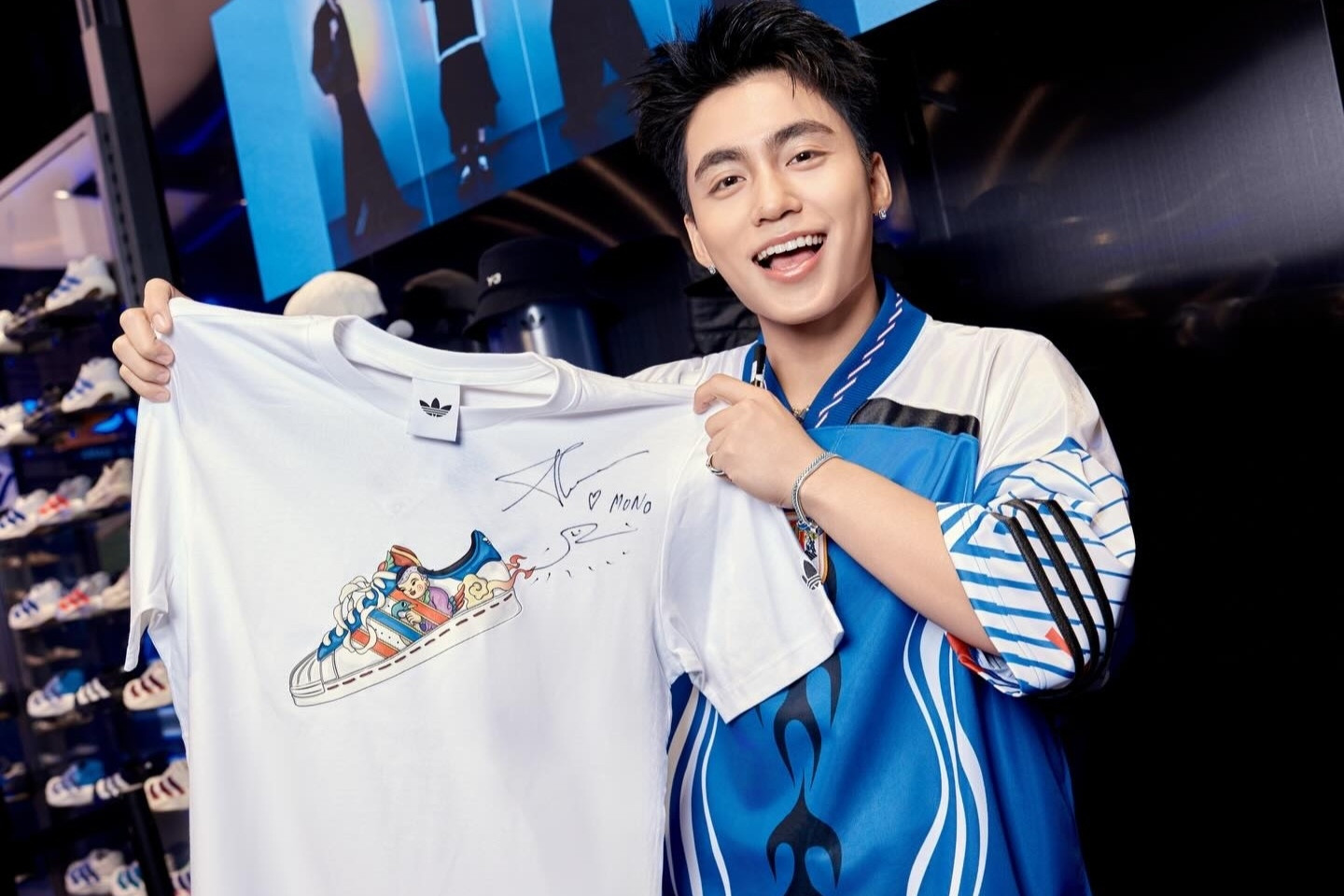 Ca sĩ Mono gây chú ý khi xuất hiện ở Hà Nội