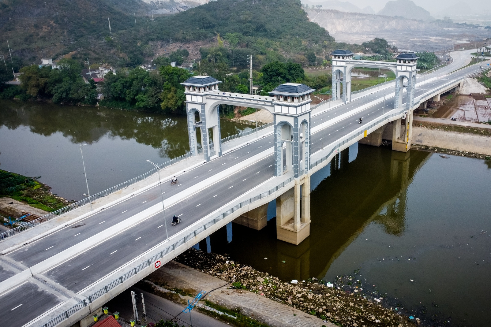Cận cảnh cây cầu có tháp vọng cảnh độc đáo trên tuyến đường nghìn tỷ ở Ninh Bình