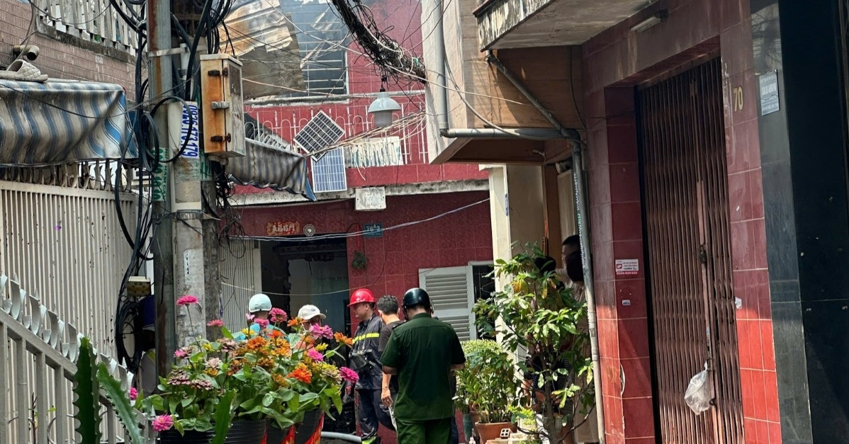 Cháy nhà trong hẻm giữa trưa, khu dân cư ở trung tâm TPHCM náo loạn