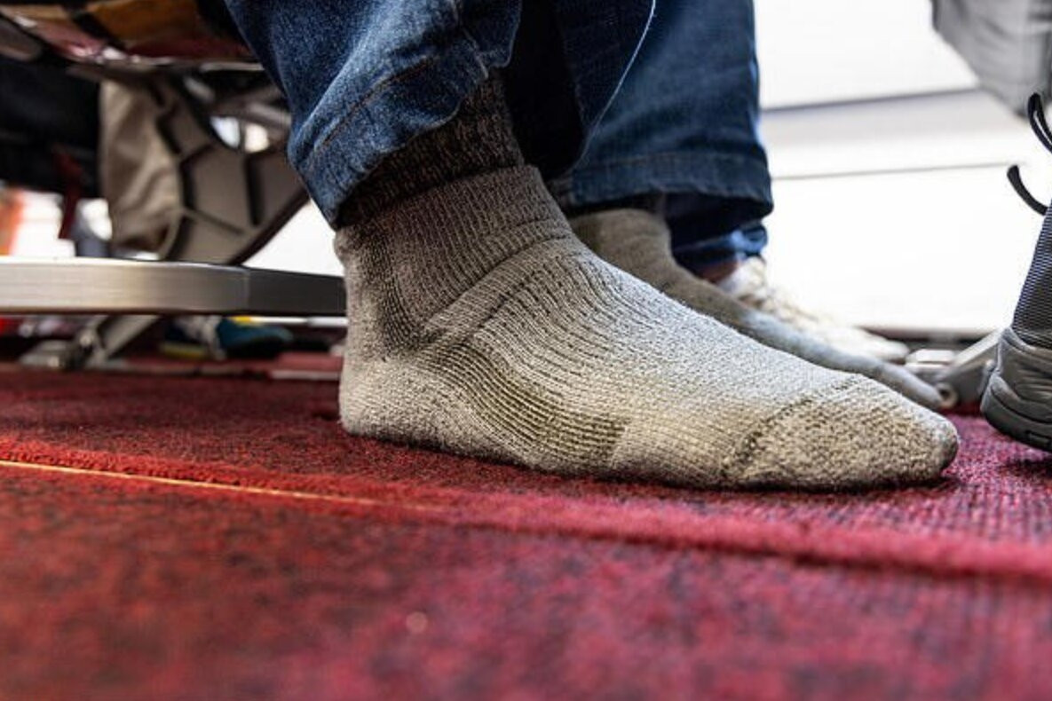 Cựu tiếp viên tiết lộ lý do không nên tháo tất khi đi máy bay