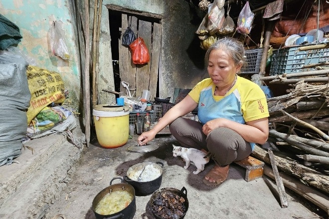 Dậy từ 3h cào hến nuôi mẹ già, con nhỏ, người phụ nữ đau ốm không tiền đi khám