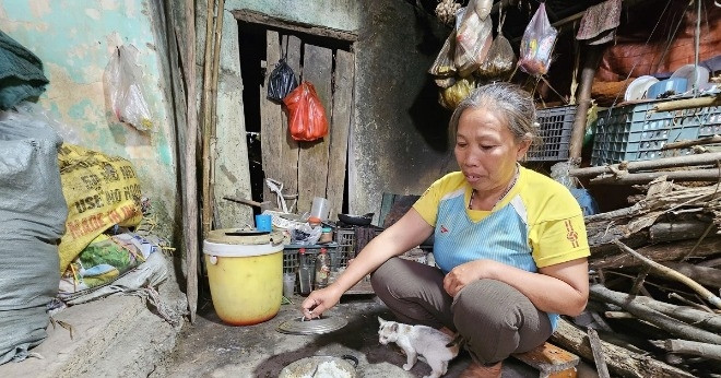 Người phụ nữ đau ốm không tiền đi khám, dậy từ 3h sáng nuôi mẹ già con nhỏ