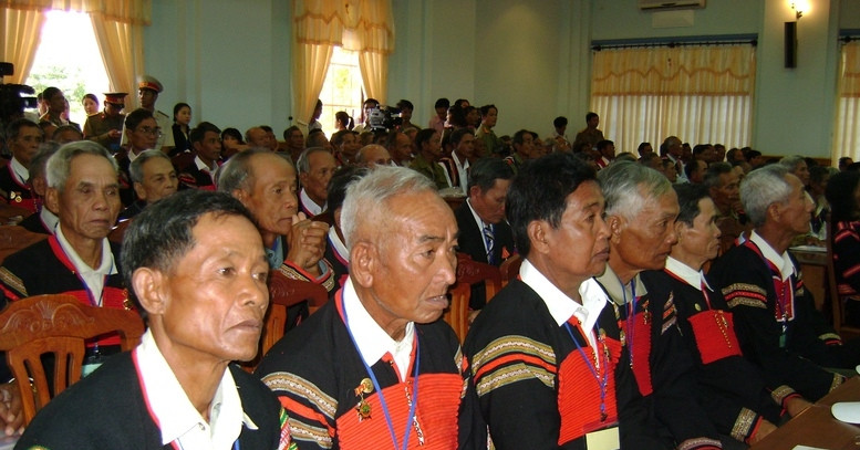 Đề xuất tiêu chí lựa chọn và chính sách với người có uy tín trong đồng bào dân tộc thiểu số