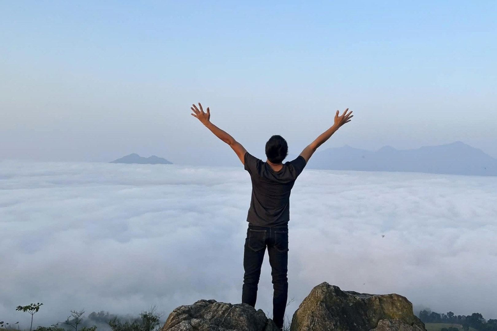 Dựng lều 'săn' mây trên đỉnh đồi giữa đại ngàn xứ Thanh