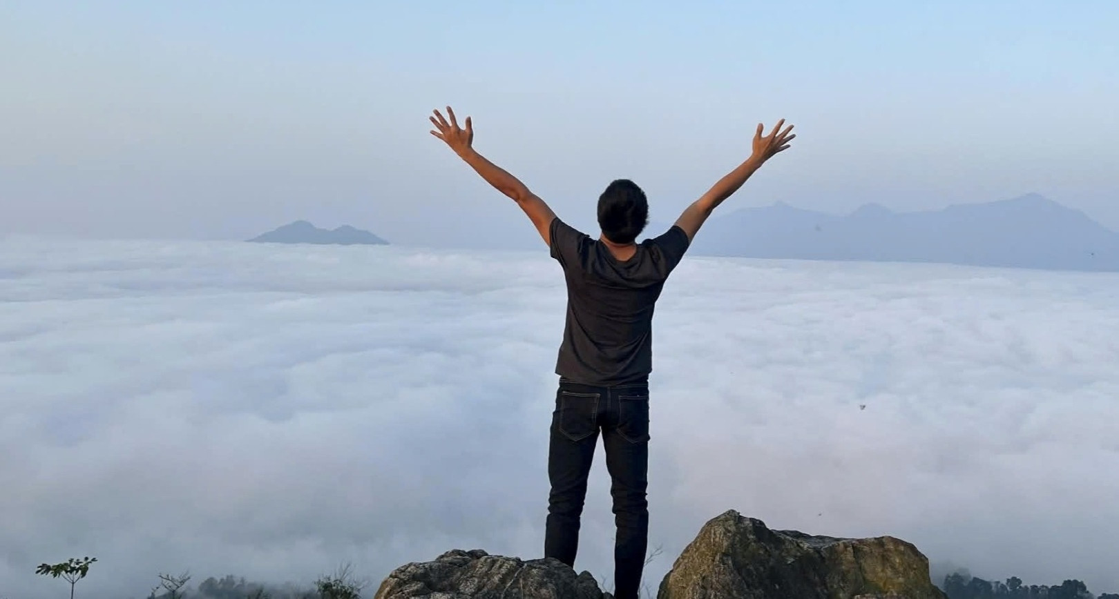 Dựng lều 'săn' mây trên đỉnh đồi giữa đại ngàn xứ Thanh