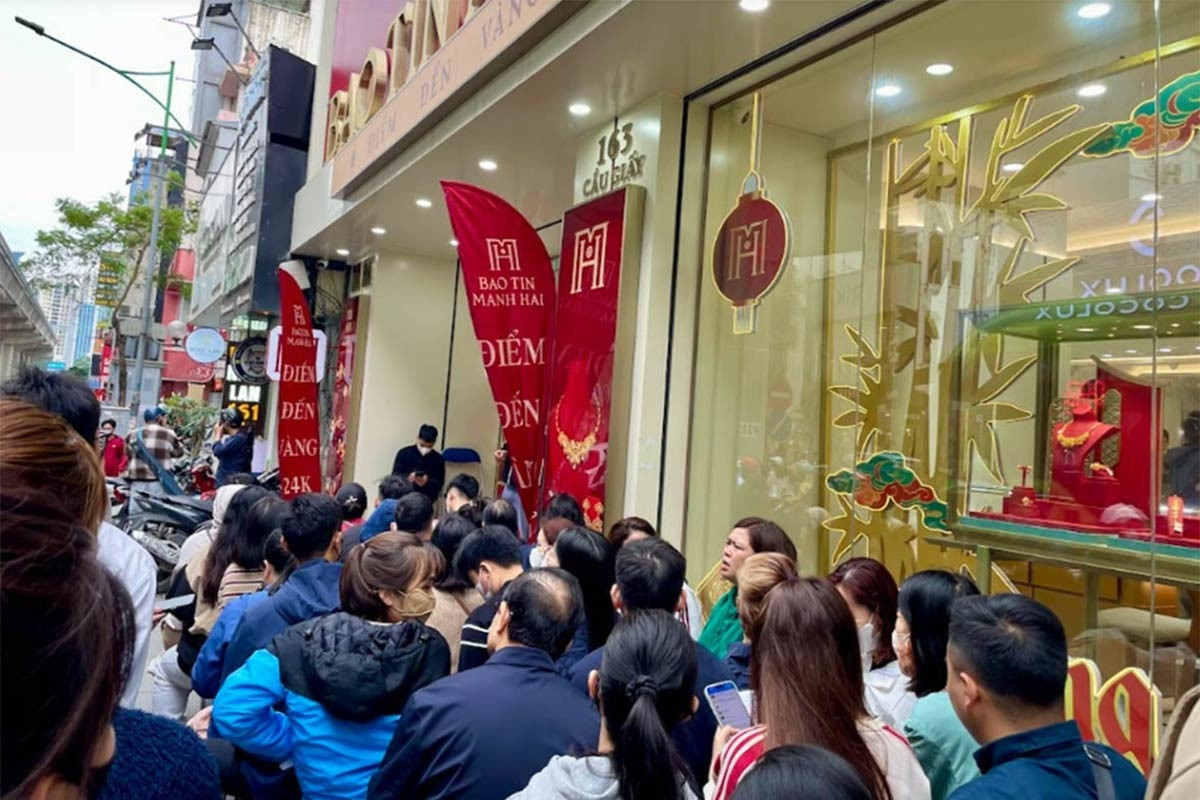 Giá xăng dầu tăng phi mã; xếp hàng nhiều giờ mua vàng