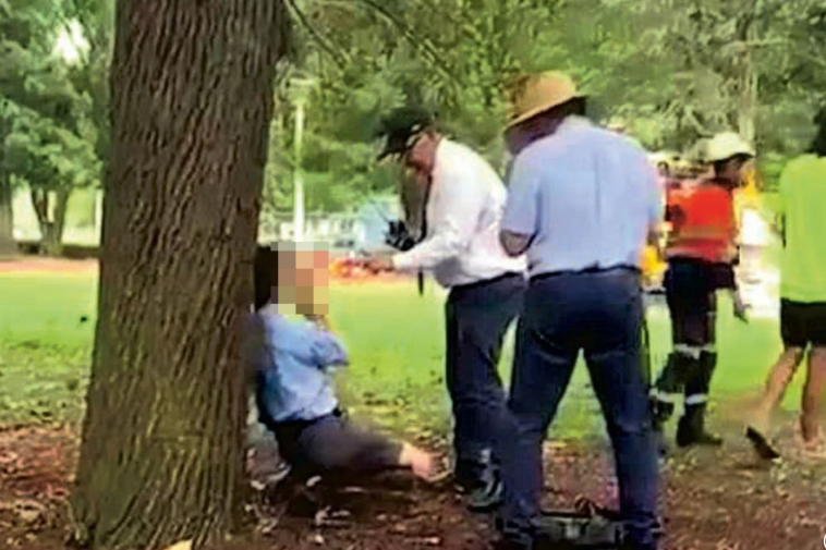 Giáo sư đại học bị đình chỉ vì giả làm học sinh để chụp ảnh ở nước ngoài