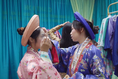 Giới trẻ, du khách thích thú diện cổ phục, check-in giữa trung tâm TPHCM