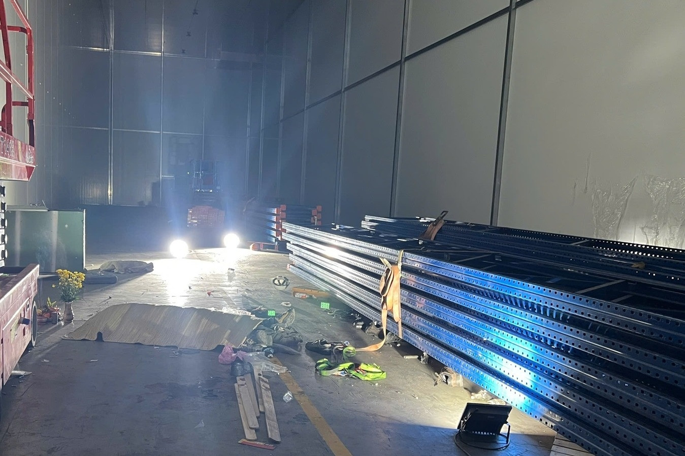 La phông nhà kho trong khu công nghiệp đổ sập, 4 thợ máy lạnh gặp nạn