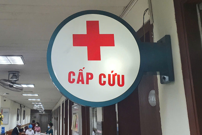 Người đàn ông vào viện cấp cứu với chai nhựa dài trong trực tràng