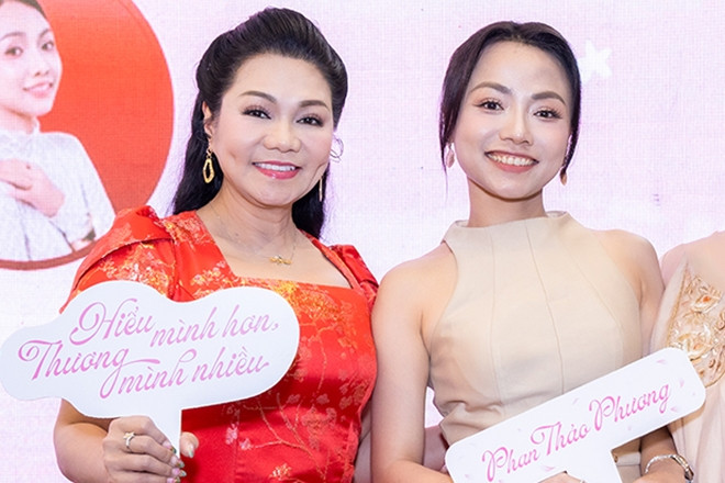 NSƯT Ngọc Huyền xúc động vì quyển sách của nữ đạo diễn 9X