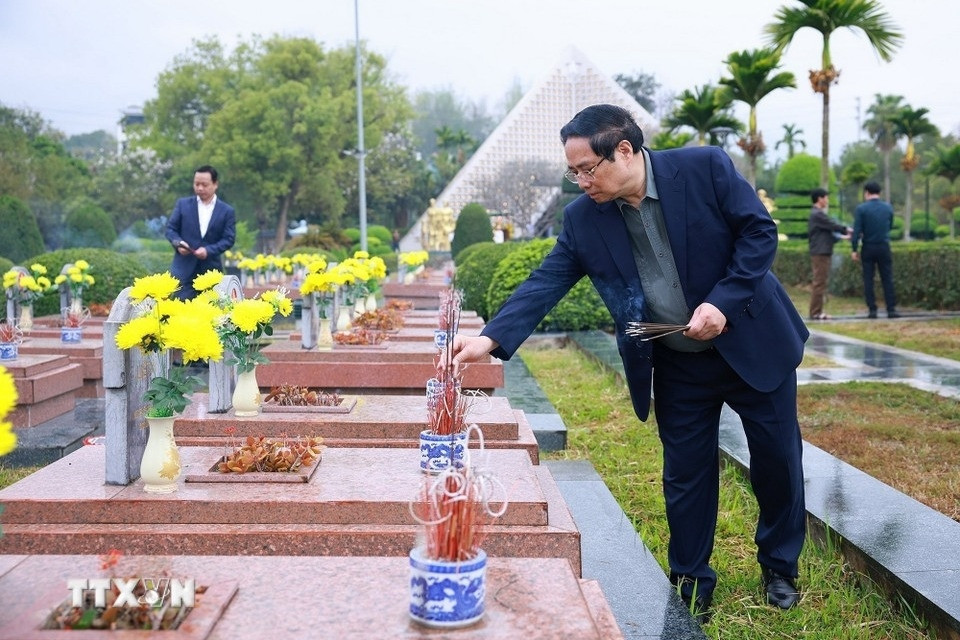 Thủ tướng tưởng nhớ Chủ tịch Hồ Chí Minh và các Anh hùng, liệt sỹ ở Điện Biên