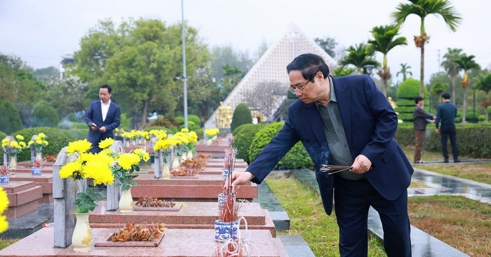 Thủ tướng tưởng nhớ Chủ tịch Hồ Chí Minh và các Anh hùng, liệt sỹ ở Điện Biên