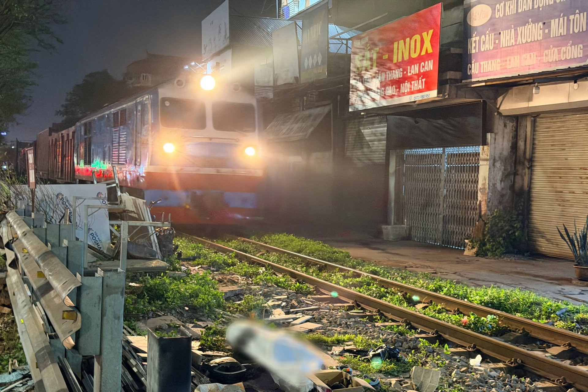 Va chạm với tàu hỏa ở Hà Nội, nam tài xế văng xa 20m, tử vong tại chỗ