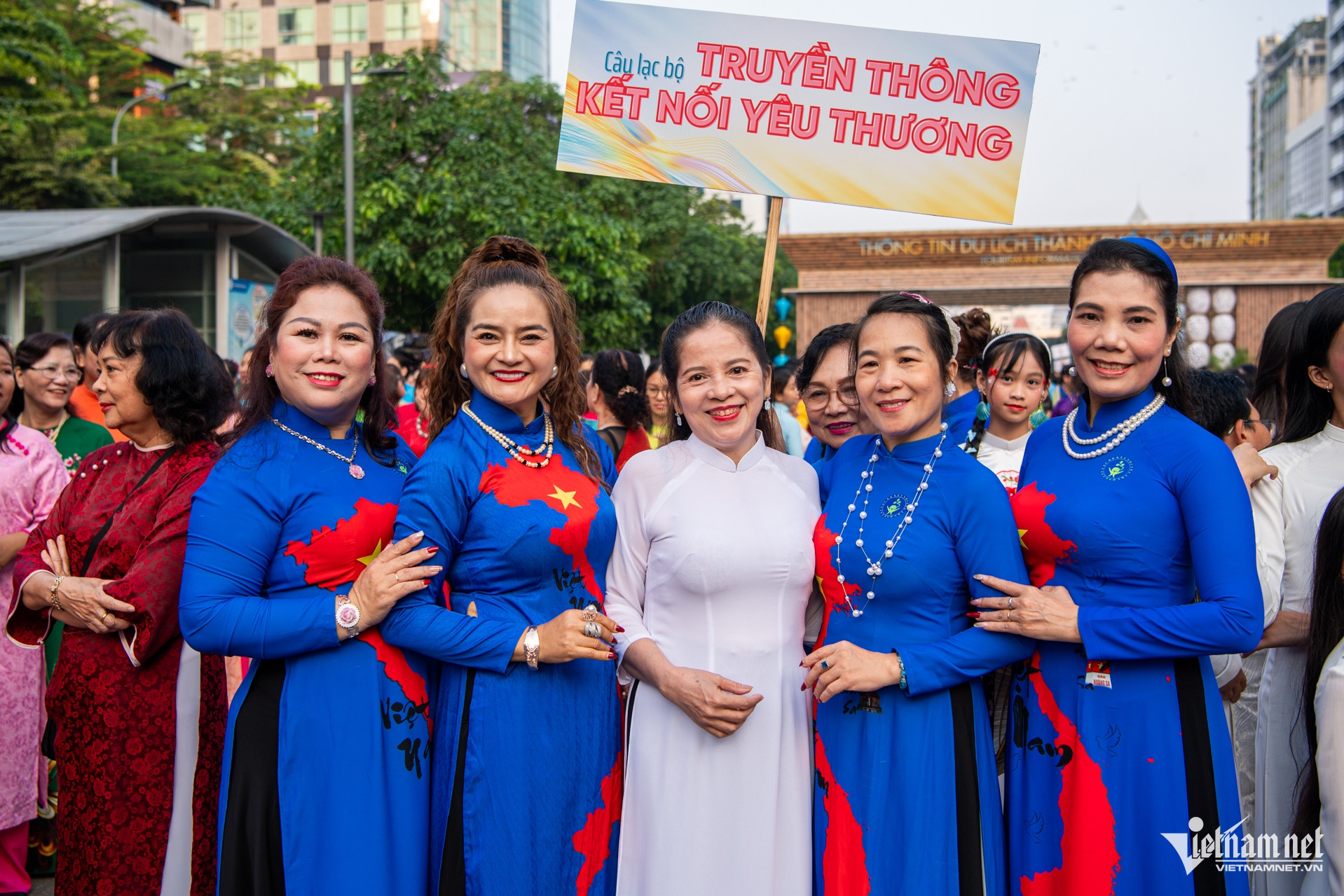 W-Đồng diễn áo dài Tuấn Hùng 18.jpg