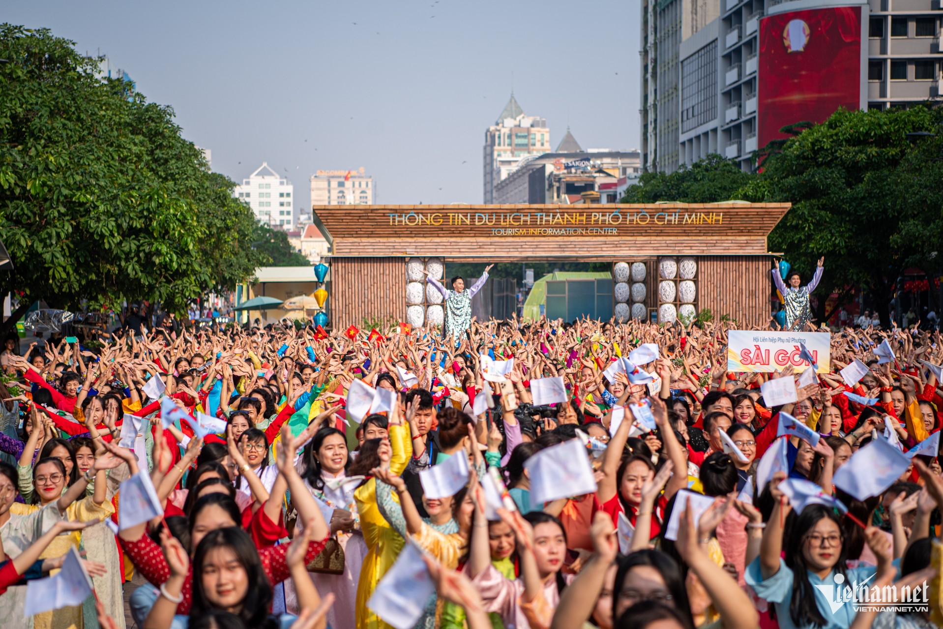 W-Đồng diễn áo dài Tuấn Hùng 19.jpg