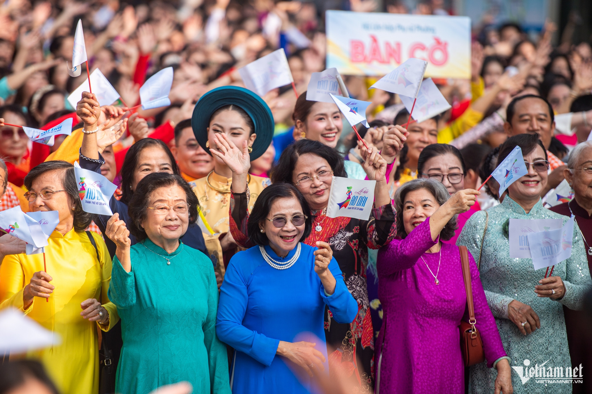 W-Đồng diễn áo dài Tuấn Hùng 38.jpg