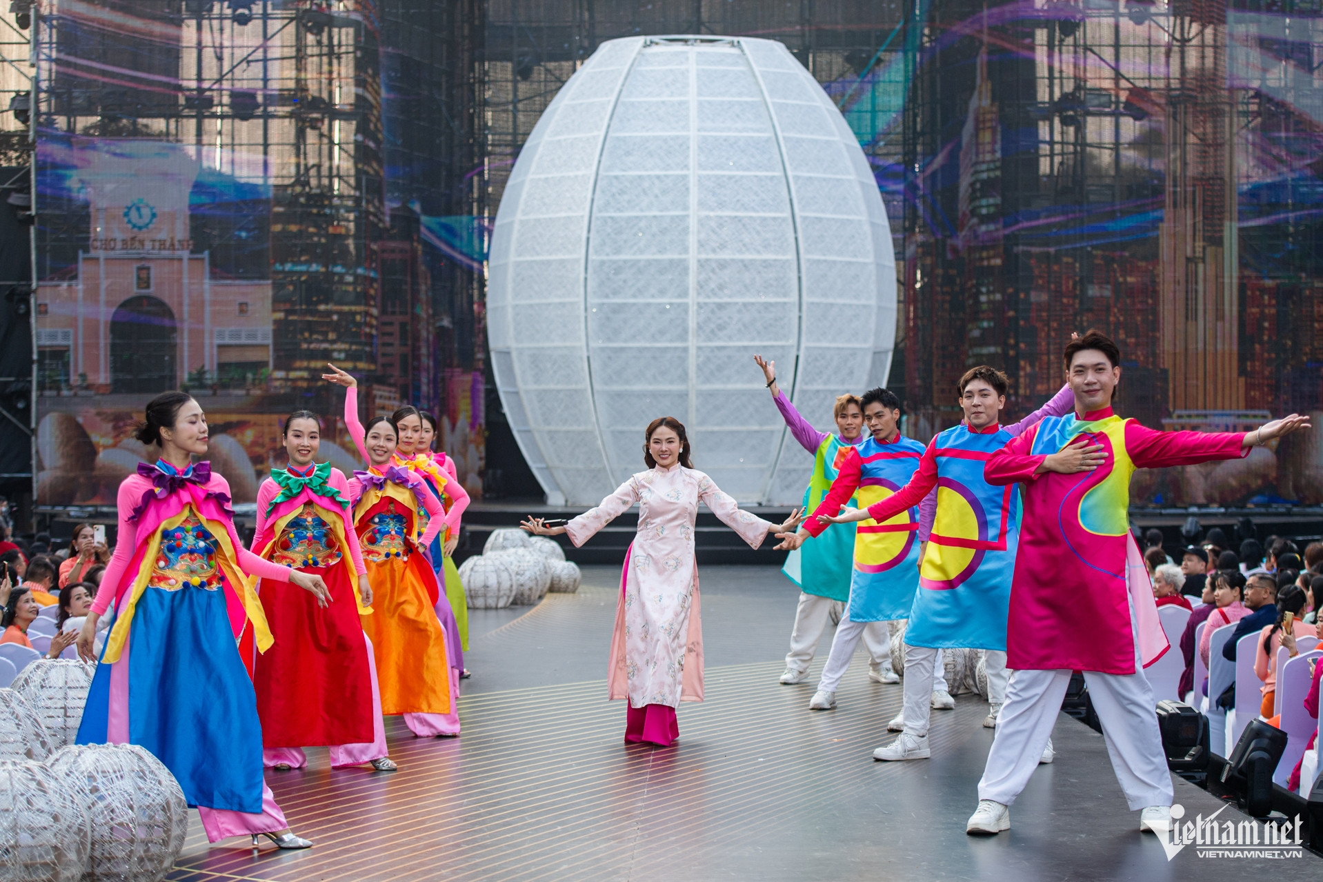 W-Đồng diễn áo dài Tuấn Hùng 6.jpg