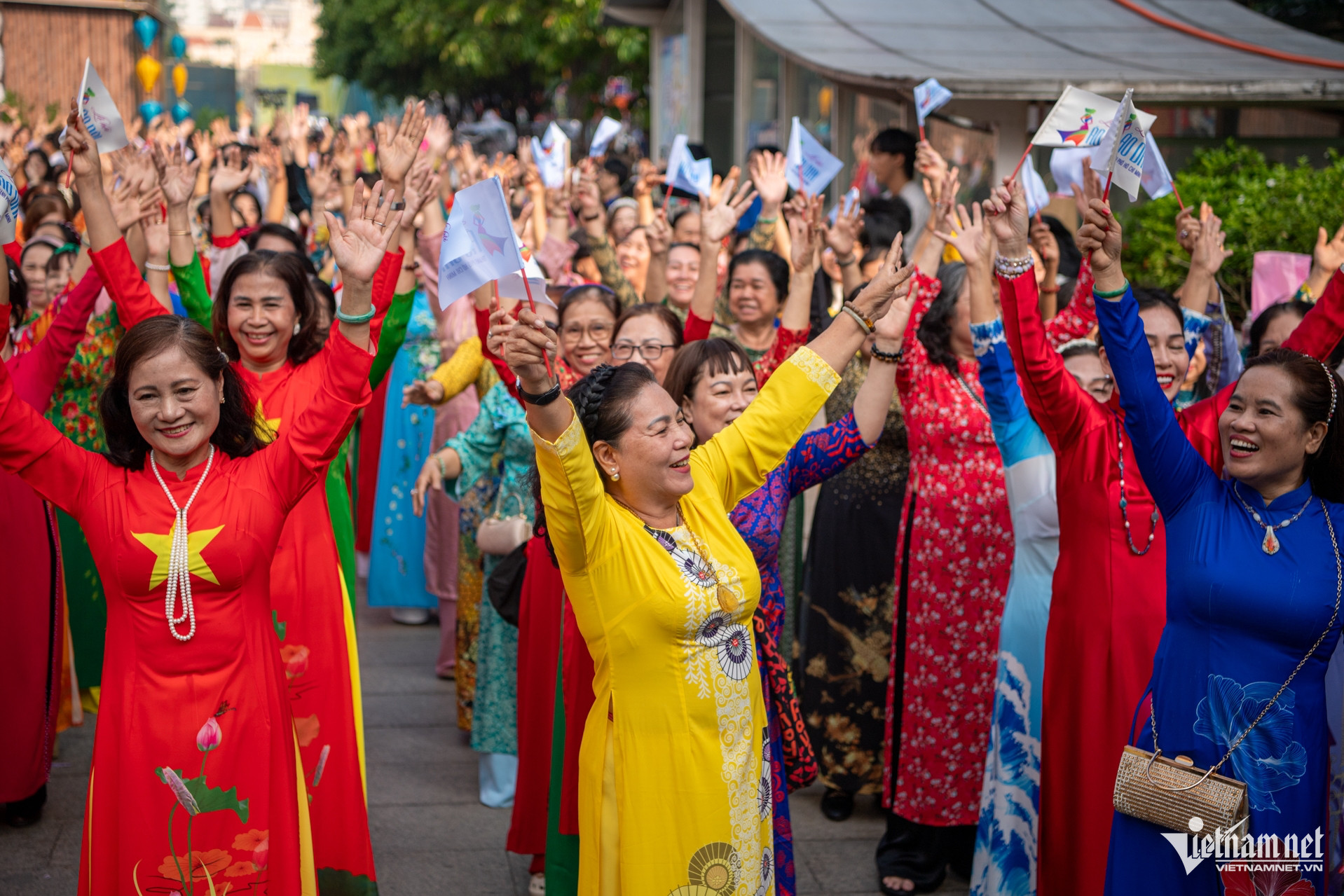 W-Đồng diễn áo dài Tuấn Hùng 9.jpg