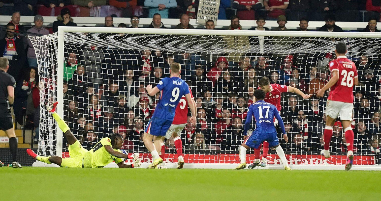 www_thesun_co_uk referee peter bankes shows red 1064789933_5f2c20 (1).jpg